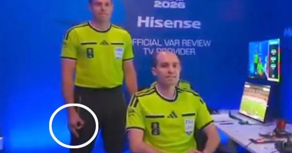 Trọng tài VAR World Cup 2026 gây tranh cãi với cử chỉ nghi phân biệt chủng tộc - hình ảnh - abc8tiger.vip