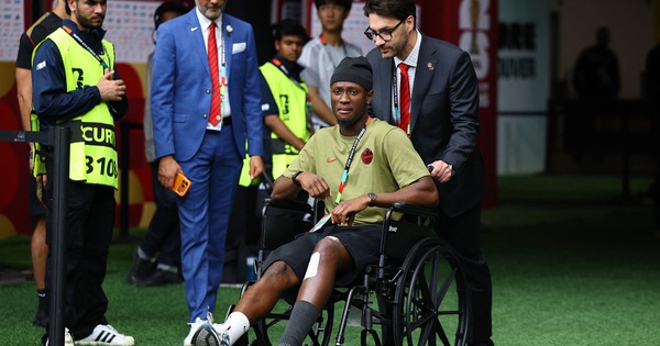 Tiền đạo Canada xuất hiện trên xe lăn sau chấn thương kinh hoàng, FIFA phạt nguội cực nặng sao Qatar - hình ảnh - abc8tiger.vip