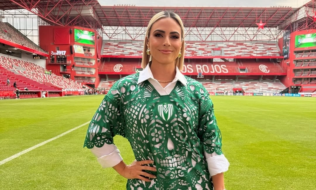 ABC8 Cược Bóng Đá: Áo Cổ Động Viên World Cup Gây Sốt Với Họa Tiết Lễ Hội Người Chết - hình ảnh - abc8tiger.vip