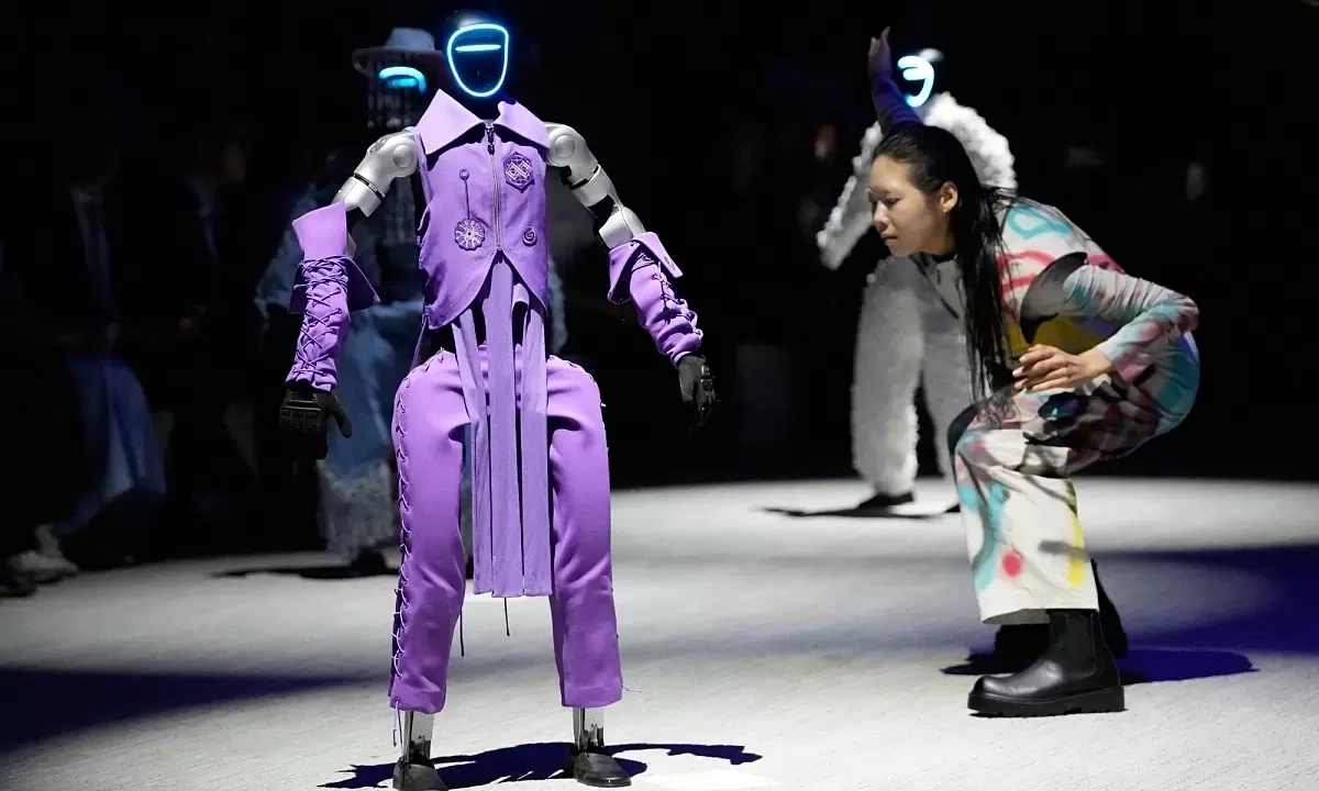 Robot đọ catwalk với người: Sàn diễn thời trang bước vào kỷ nguyên mới - hình ảnh - abc8tiger.vip