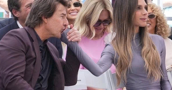 Khoảnh khắc Tom Cruise hôn tay Victoria Beckham: Hành động lịch lãm hay chiêu PR? - hình ảnh - abc8tiger.vip