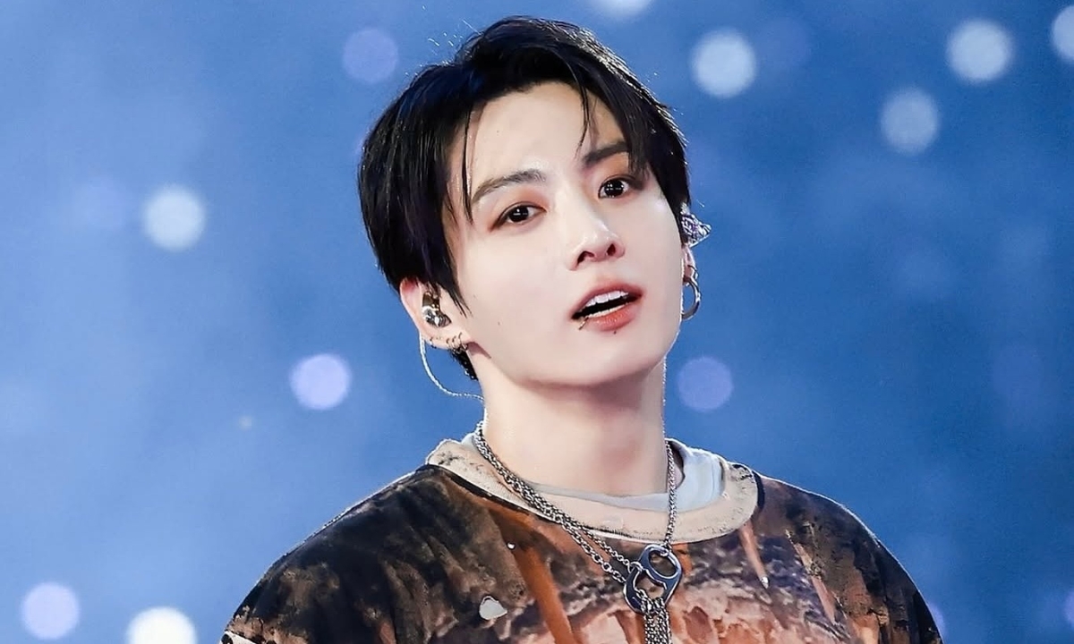 Jungkook diện mốt quần rách của nhà thiết kế Việt trên sân khấu - hình ảnh - abc8tiger.vip Jungkook diện mốt quần rách của nhà thiết kế Việt trên sân khấu - hình ảnh - abc8tiger.vip