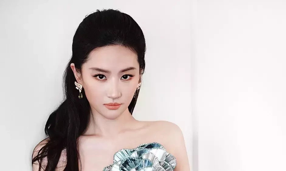 Lưu Diệc Phi lộng lẫy như ‘bông hồng thủy tinh’ – ABC8 cập nhật xu hướng giải trí nóng - hình ảnh - abc8tiger.vip
