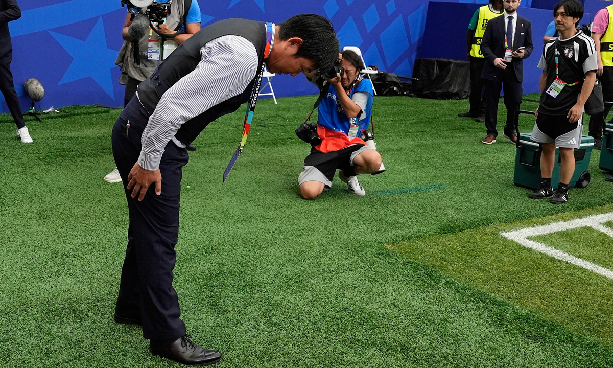 HLV Nhật Bản cúi đầu tri ân khán giả ở World Cup 2026 – Hành động lay động triệu fan - hình ảnh - abc8tiger.vip