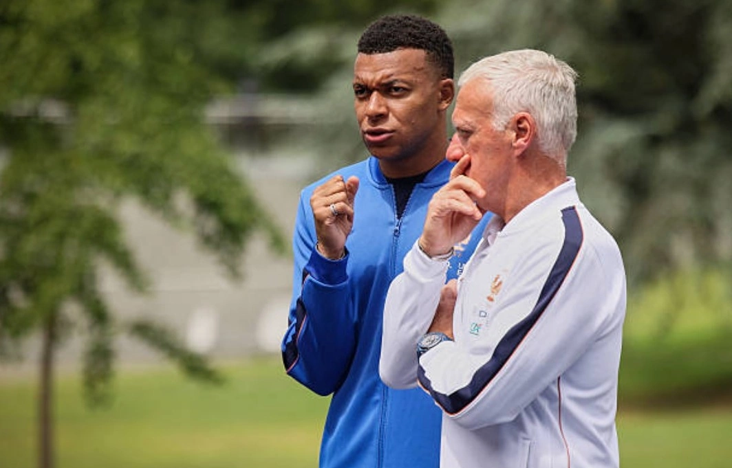 Deschamps: ‘Nhiều HLV cũng ngốc như tôi khi xếp Mbappe đá trung phong’ - hình ảnh - abc8tiger.vip