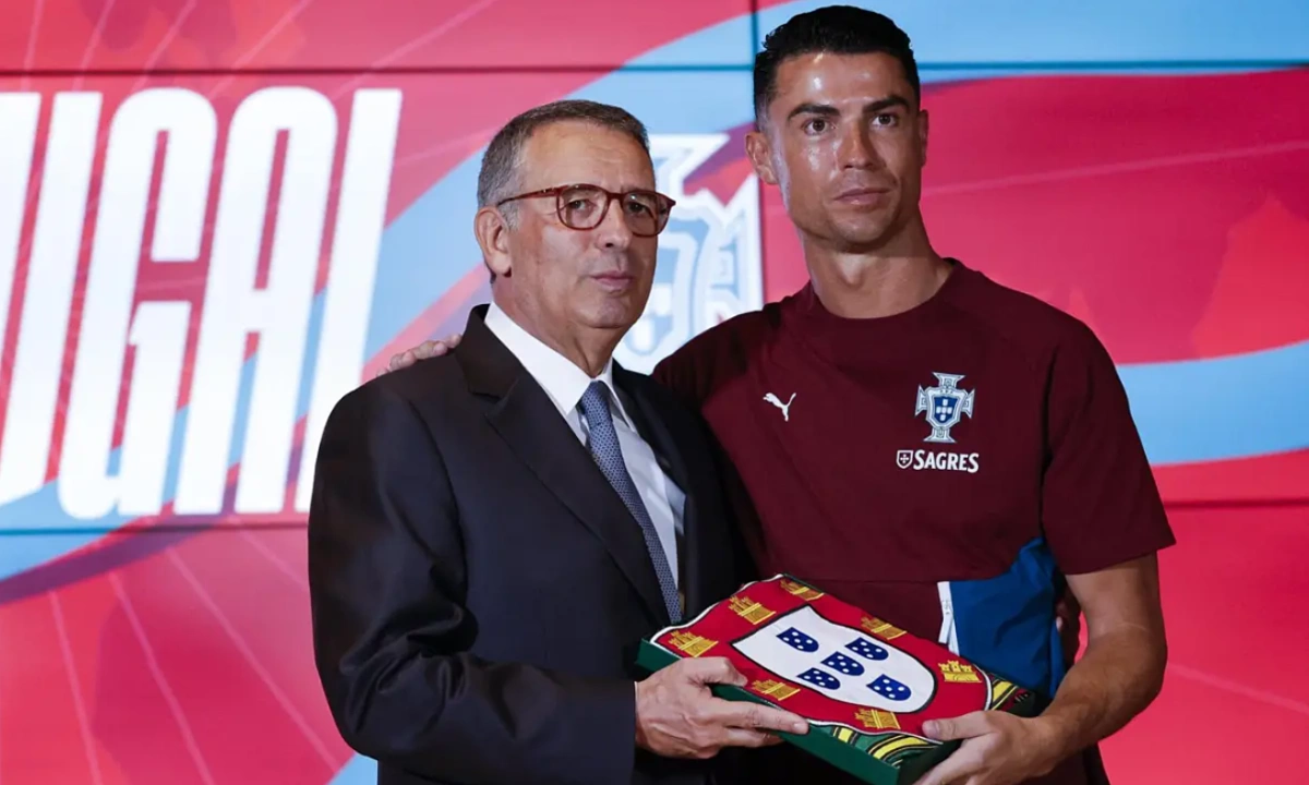 Tổng thống trao quốc kỳ cho Ronaldo, gửi gắm kỳ vọng vô địch World Cup - hình ảnh - abc8tiger.vip