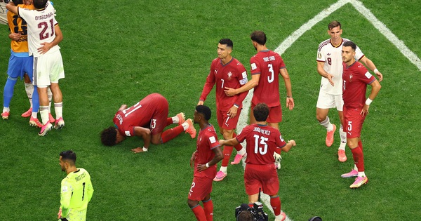 HLV Tây Ban Nha ôm Ronaldo trước đại chiến: Hành động khiến fan xúc động - hình ảnh - abc8tiger.vip