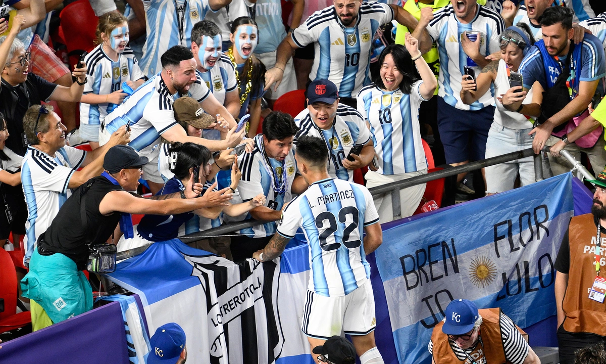 Báo Anh đặt dấu hỏi về việc tiền đạo Argentina thoát thẻ đỏ: góc nhìn mới cho người chơi Việt - hình ảnh - abc8tiger.vip