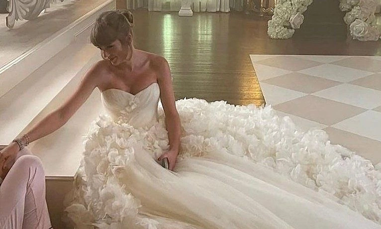 Taylor Swift diện đầm cưới Dior trong hôn lễ với Travis Kelce - hình ảnh - abc8tiger.vip